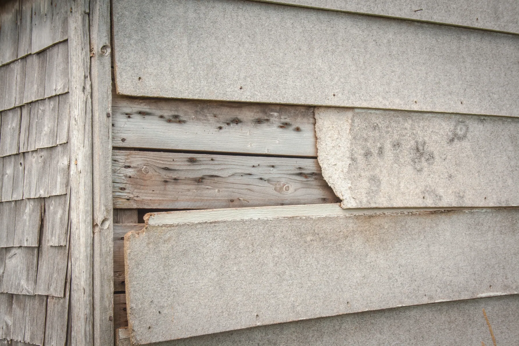 Worn and damaged siding showing signs it is time for replacement on a Tulsa, Oklahoma home